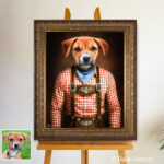 Kleiner Mischlingshund im bayerischen Outfit – Lederhose und rotes kariertes Hemd, handgemaltes Tierporträt von Ralph Hatzold