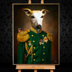 Portrait Whippet Oscar in Husarenuniform individuelles Gemälde vom eigenen Haustier in Uniform - Whippet in grüner Generalsuniform mit Goldrahmen – individuelles Haustierporträt als Geschenk