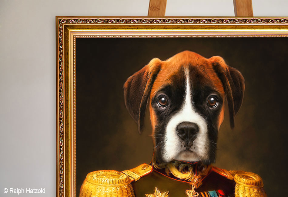 Detailansicht eines gemalten Hundeporträts – Boxer in historischer Uniform, Kunstdruck aus der limitierten Edition von Ralph Hatzold