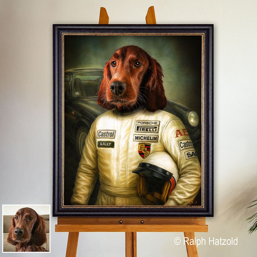 Hund als Rennfahrer – individuelles Portrait im Rennanzug mit Helmeinsatz und klassischem Porsche swe 80er Jahre im Hintergrund