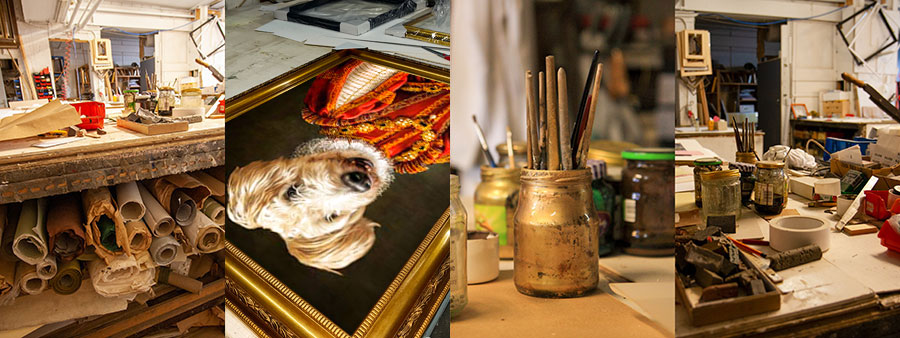 Arbeitstisch mit Leinwänden, Papieren und Materialien in der Werkstatt von Ralph Hatzold
