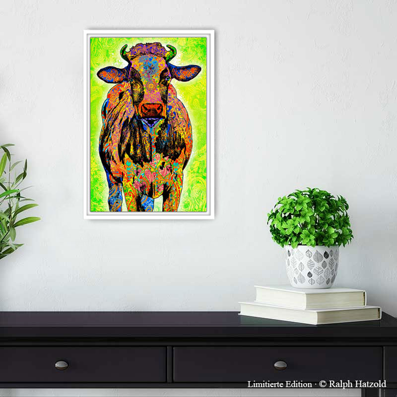 Pop Art Kuh Emma im kleinen Format 30 × 45 cm an einer Wohnraumwand